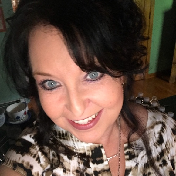 Meet your Posher, Melissa - Picture 2 of 2